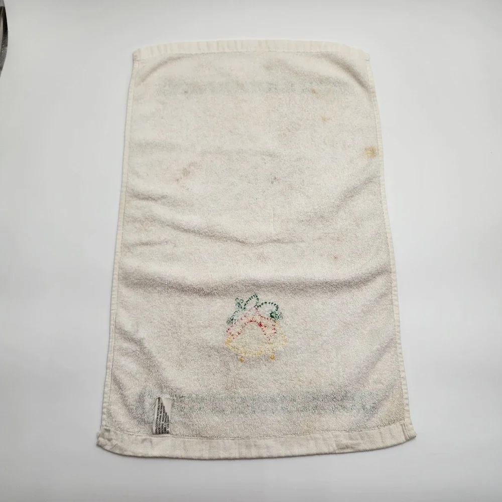 Vintage Cannon Christmas Themed Hand Towels Lot of 4 24x14 Cat Bells Wreath Snow